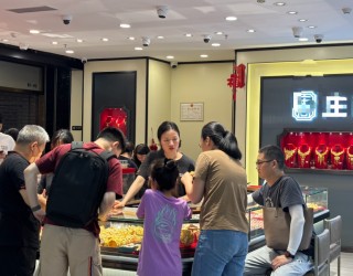 五一黄金“跳水”引爆抢购潮：水贝市场人山人海，有游客拖箱扫货，回收商忙到“手软”