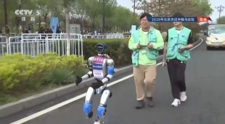 人形机器人半马奖项发布！宇树科技回应G1摔倒：未参赛，最近事多！夺冠机器人背后股东涉这些上市公司