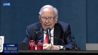 直击2025年巴菲特股东大会：贸易不应成为武器 市场波动实属常态 突然宣布年底卸任CEO