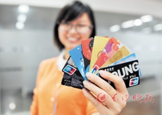 银行如何帮助客户对冲汇率波动风险？