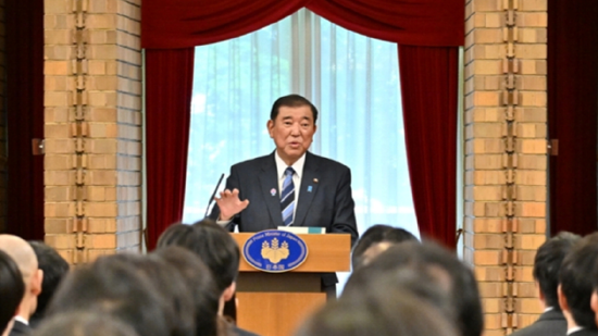 一周外盘头条|特朗普：鲍威尔“越早走人越好” 金价再创新高 4000美元可期？ 黄仁勋：中国市场至关重要  第3张