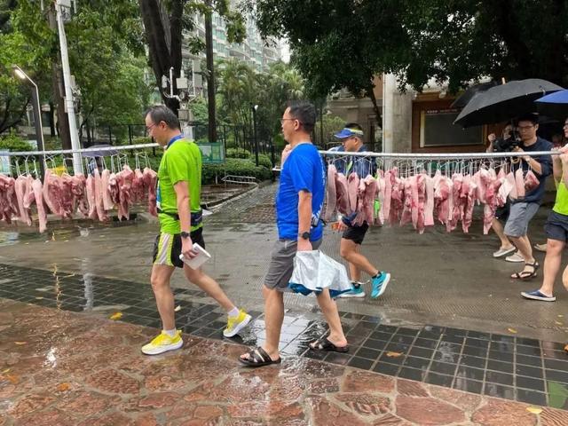 广州一小区喊业主减肥，减重一斤奖一斤猪肉  第1张