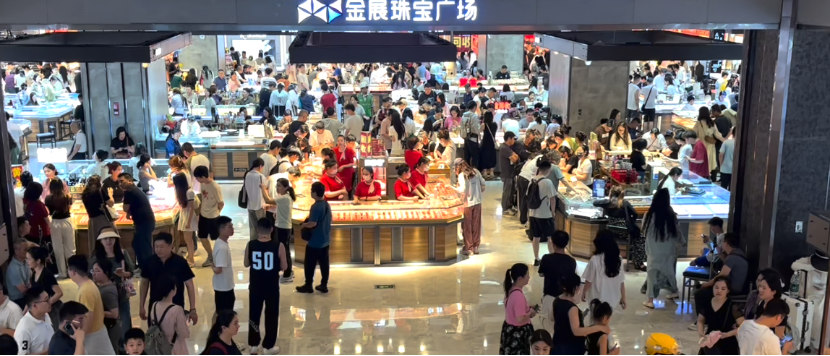 五一黄金“跳水”引爆抢购潮：水贝市场人山人海，有游客拖箱扫货，回收商忙到“手软”  第2张