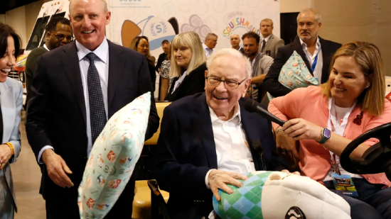 一个时代的落幕：“奥马哈先知”巴菲特官宣卸任伯克希尔CEO  第1张