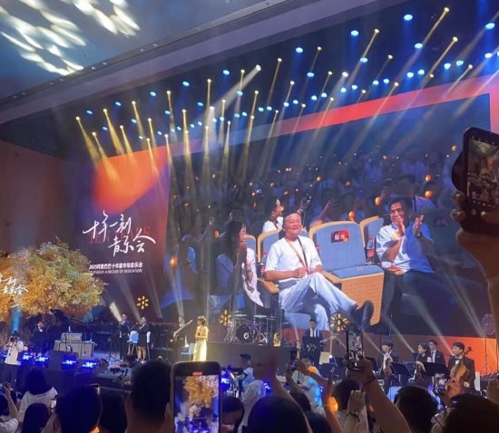 马云现身阿里音乐会，挥手致意引发全场热烈掌声  第1张