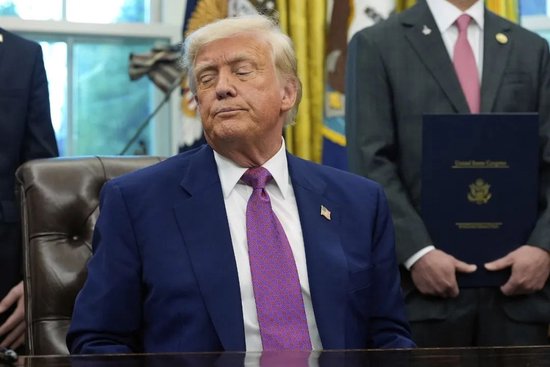 “我会盯着你”！沃尔玛将涨价，特朗普破防：怎么能怪关税，你赚了几十亿该吞下关税！更多美企加入涨价行列  第1张