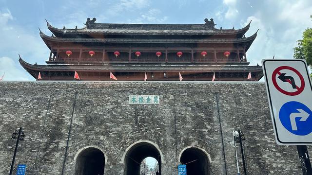 凤阳鼓楼瓦片脱落背后：涉事公司十年前曾因违规施工致文保建筑被烧毁  第2张