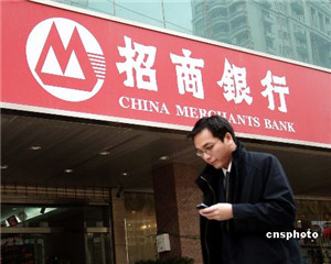 银行的信用卡逾期多久会影响征信？  第1张