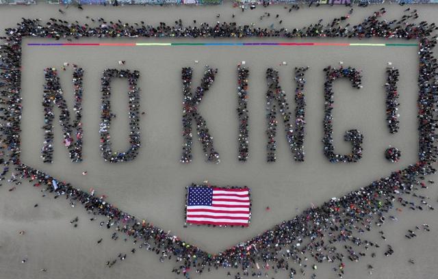 “不要国王！”抗议席卷全美，示威者涌入街头与警方发生冲突  第6张