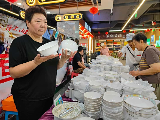 她数度哽咽，想让唐山骨质瓷再放光华！  第3张