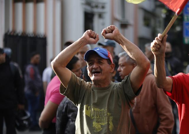 第1现场｜遭袭后的委内瑞拉：药店排队、油站关闭、民众集会抗议  第14张