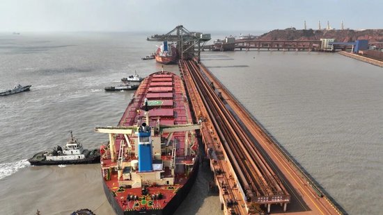 视频|首船西芒杜铁矿石运抵中国宝武马迹山港  第3张